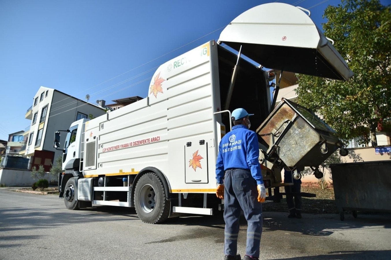 Orhangazi Belediyesi 5 Bin Çöp Konteynerini Temizleyip Dezenfekte Ediyor