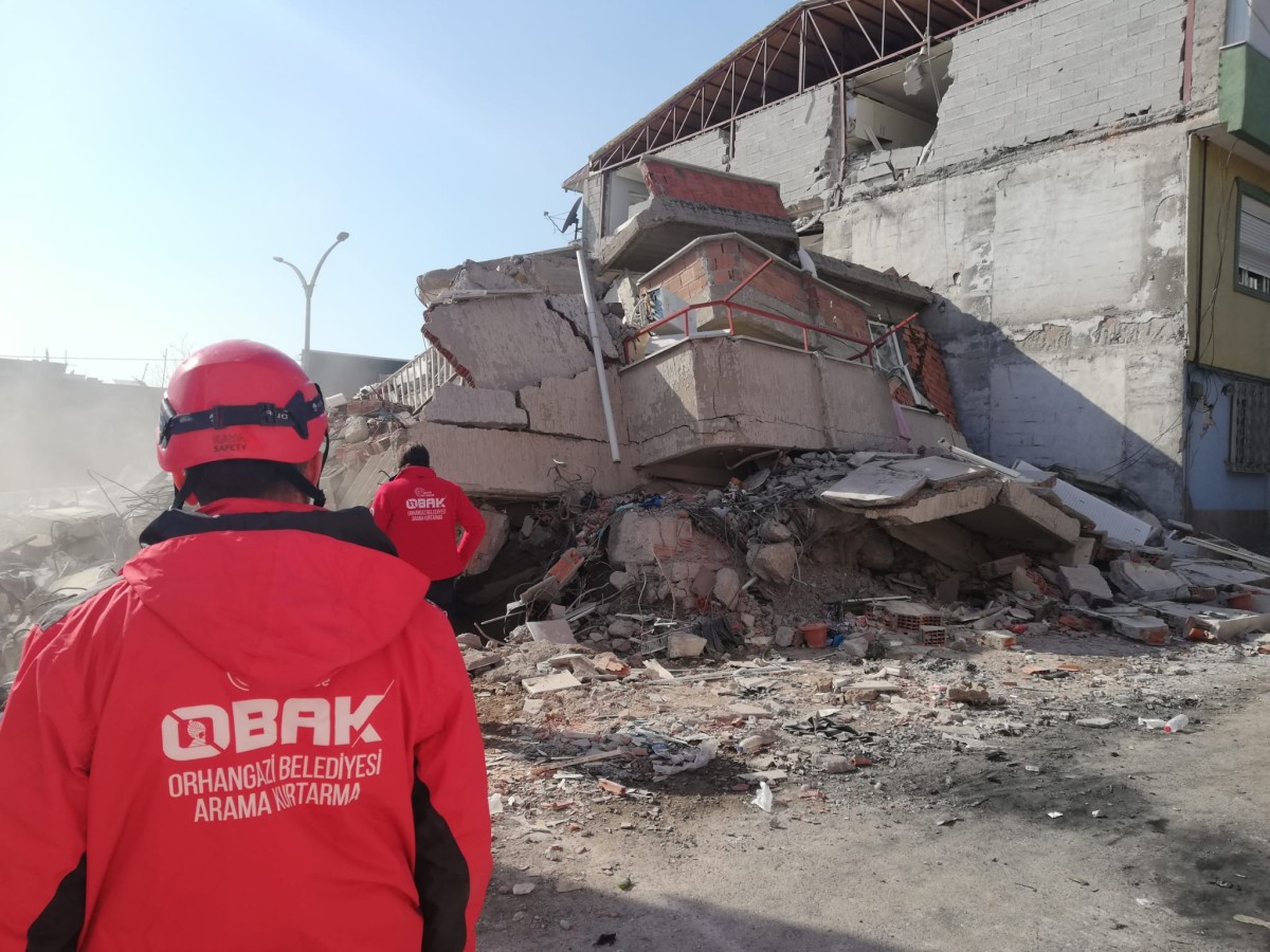 Orhangazi Belediyesi Arama Kurtarma Ekibi OBAK Depremzedelerle Omuz Omuza Kurtarma Çalışmalarına Devam Ediyor