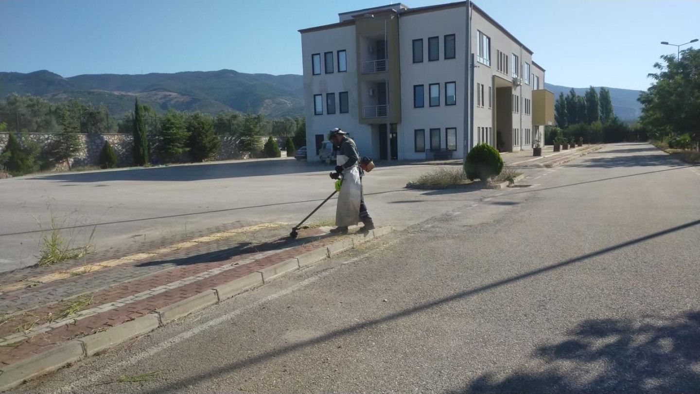 Orhangazi Belediyesi’nden Okullara Hijyenik Dokunuş: Eğitim Yuvalarında Bahçe Temizliği ve Peyzaj Düzenlemeleri
