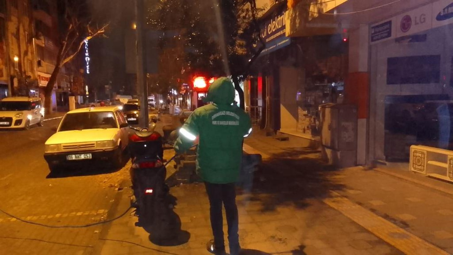 Orhangazi Belediyesinden Yaza Hazırlık Budama ve İlaçlama Çalışması