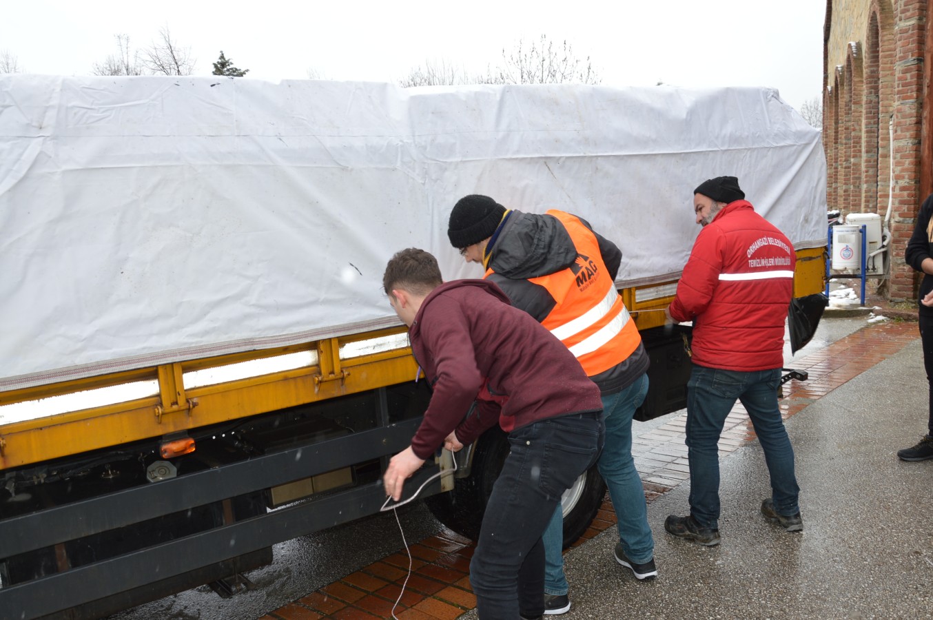 Orhangazi yediden Yetmişe Yardımlarıyla Depremzedeleri Kucaklıyor