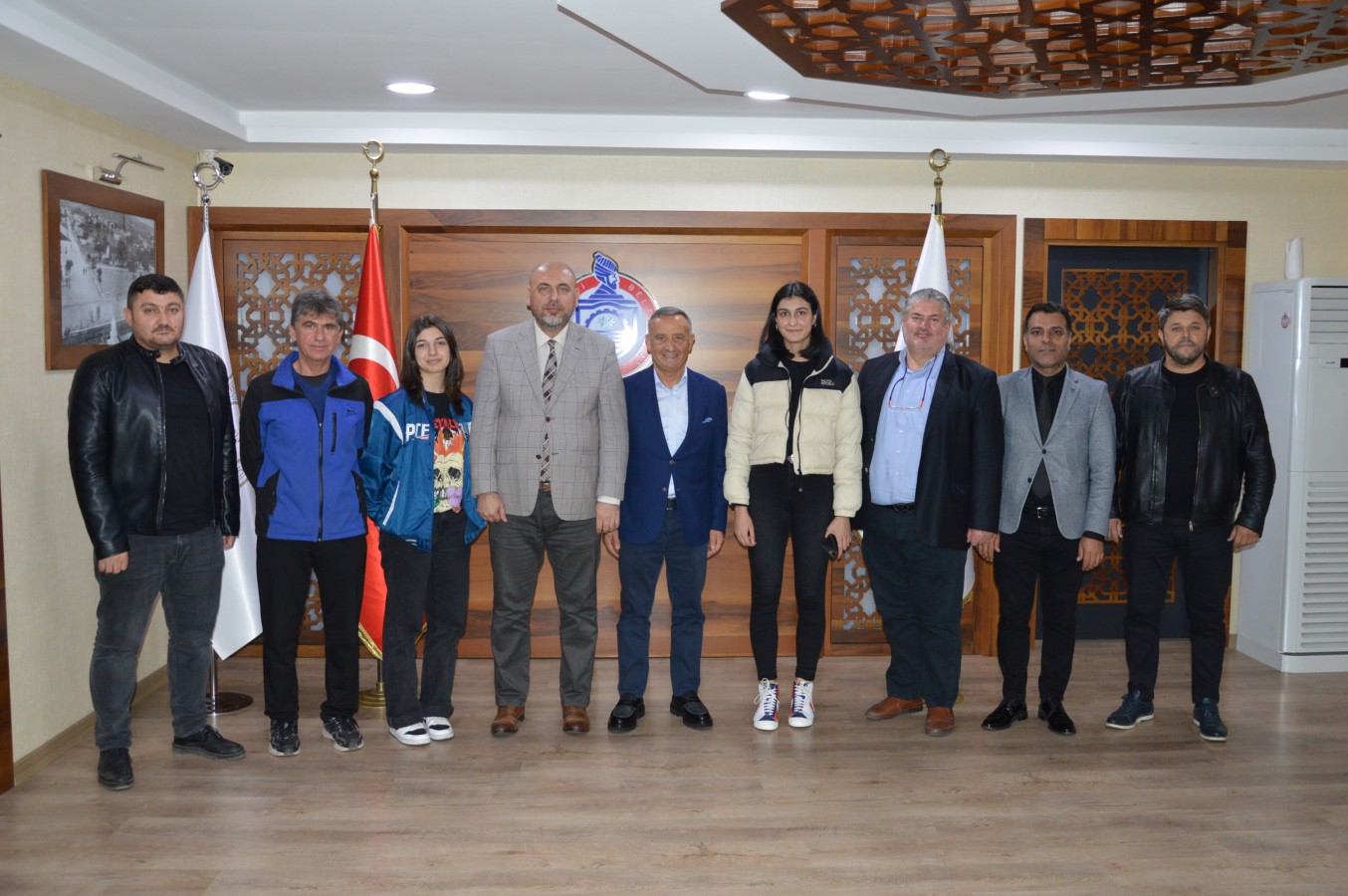 ORHANGAZİ YILDIZ VOLEYBOL TAKIMI VE YÖNETİMİNDEN BAŞKAN AYDIN’A ZİYARET