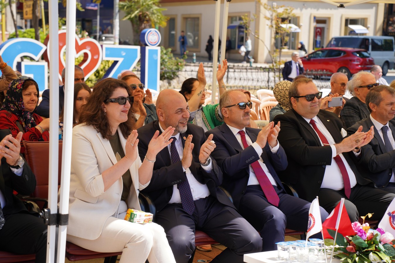 Orhangazi‘de 19 Mayıs Coşkusu Cumhuriyet Meydanı’na Sığmadı