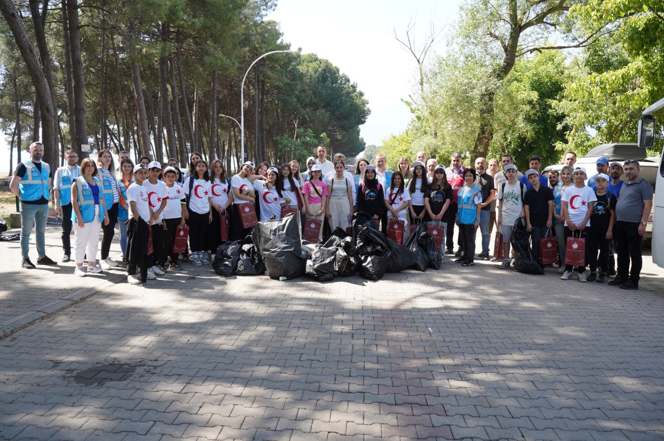 Orhangazi’de Dünya Çevre Günü’nde Anlamlı Etkinlik: Öğrenciler ve Mavi Yelekliler El Ele