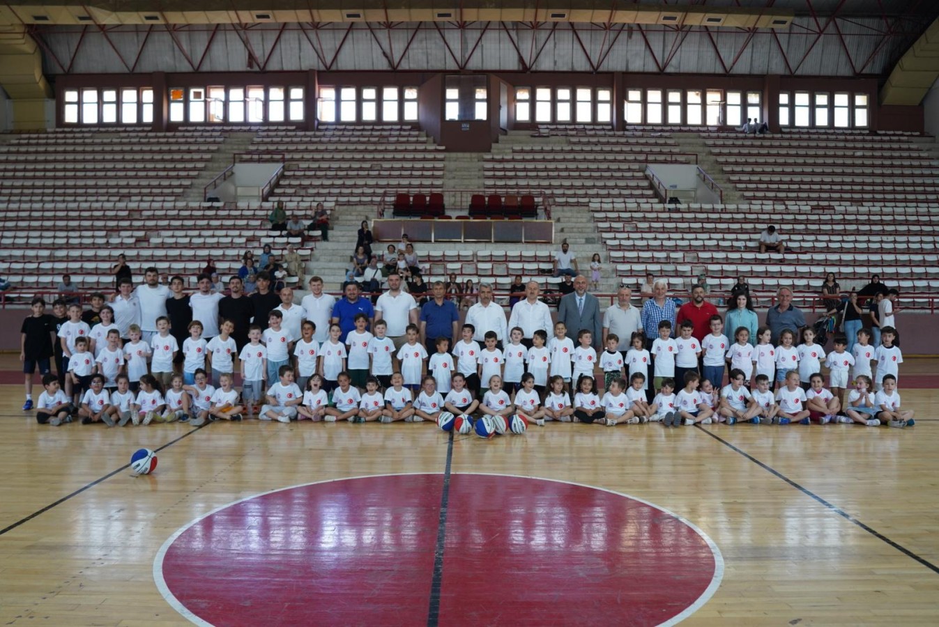 Orhangazi’de Yaz Spor Okulu Coşkusu: Başkan Aydın’dan Gençlere Forma Sürprizi