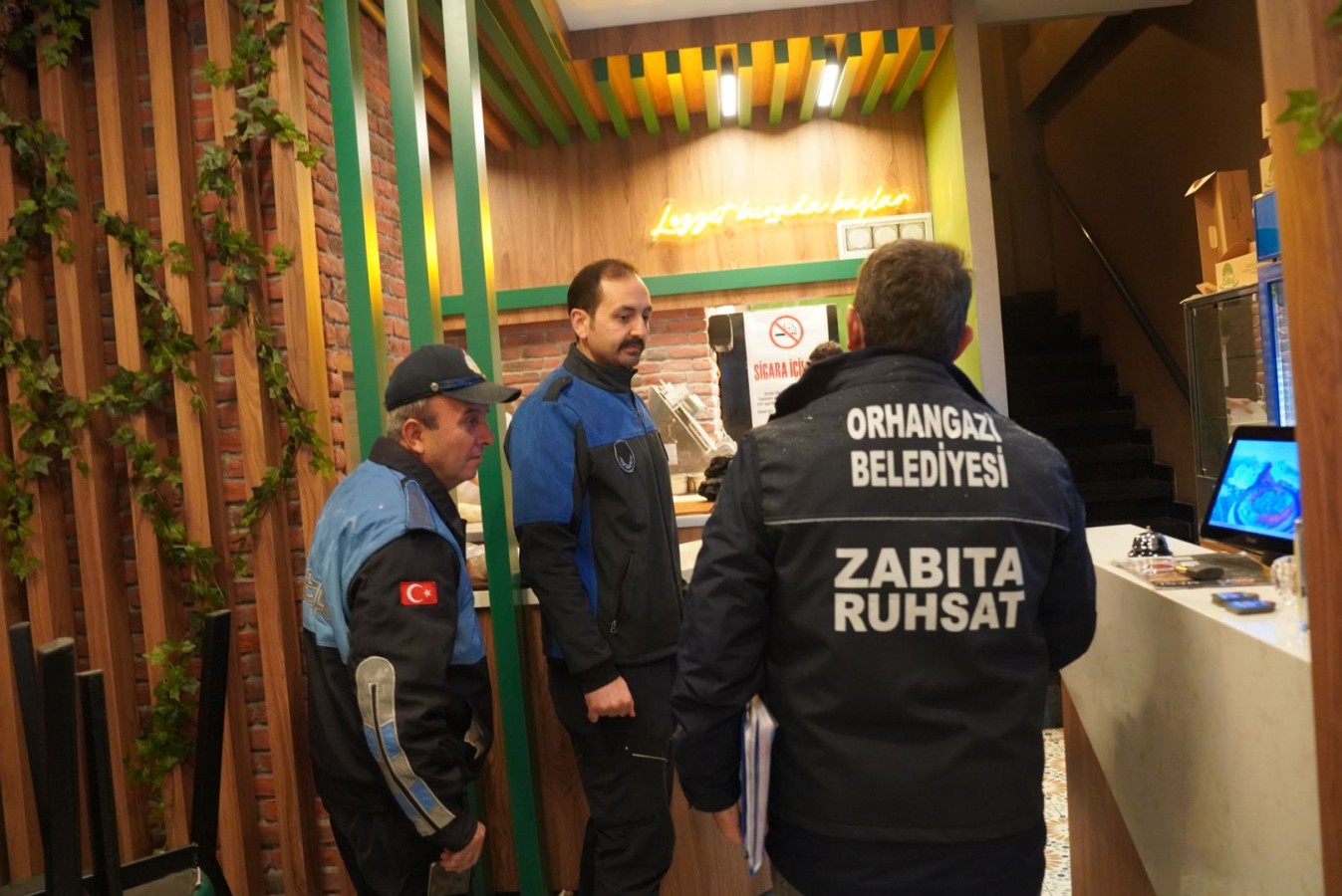 Zabıta Müdürlüğü’nden Ruhsat Denetimi ve Ruhsat Teslimi