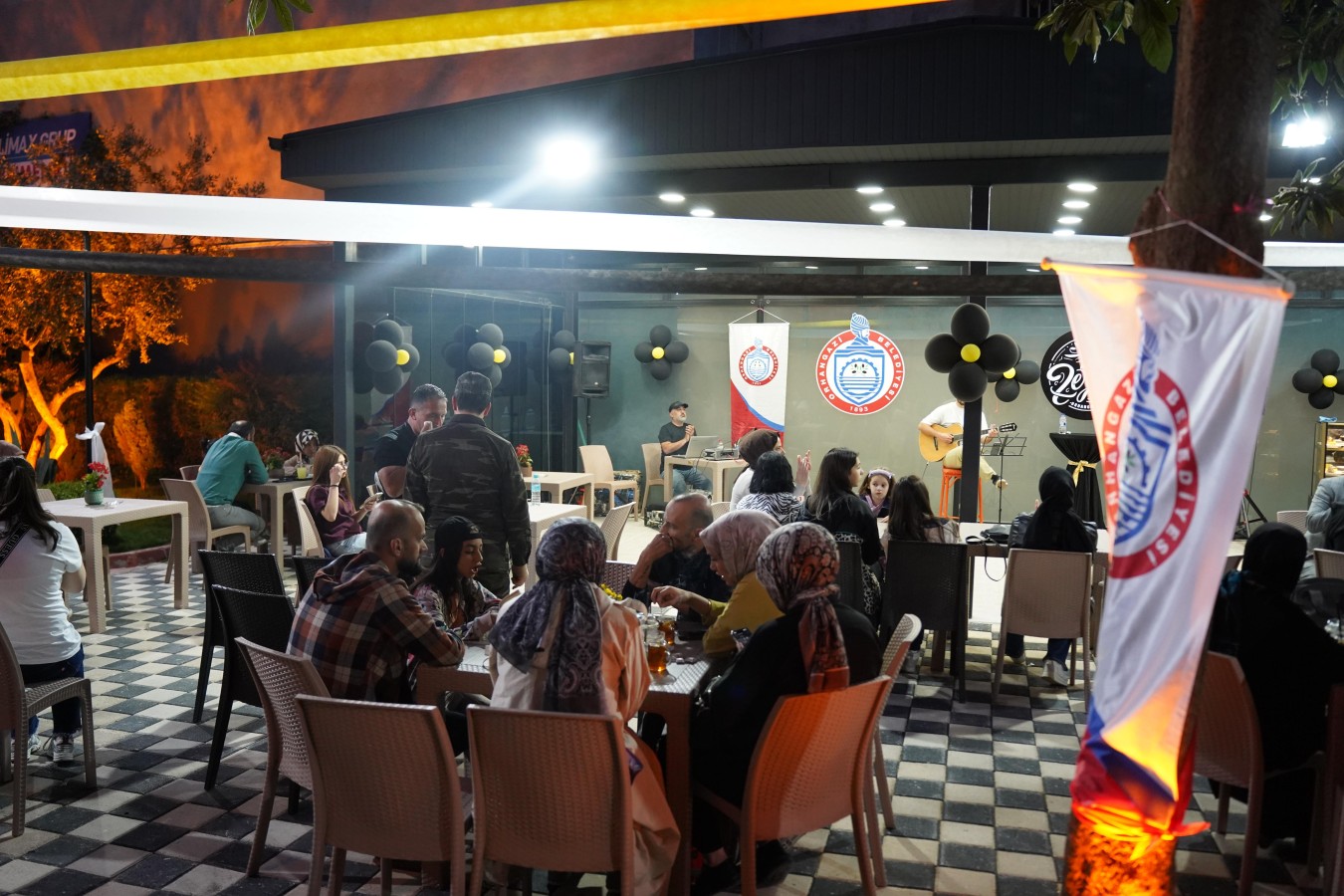 Zeytin Cafe Meydan’da Canlı Müzikle Açılış Coşkusu