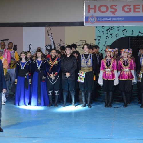Altın Karagöz Yarışması: Orhangazi’de Dünya Dansları Sahne Aldı