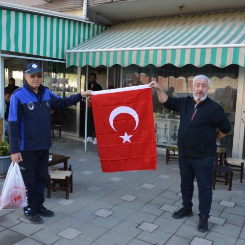Orhangazi Belediyesi Cumhuriyet Bayramı Öncesi Türk Bayrağı Dağıttı