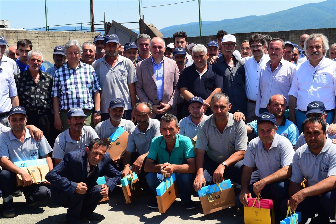 BAŞKAN ÇAĞLAYAN TEMİZLİK PERSONELİ İLE BAYRAMLAŞTI 