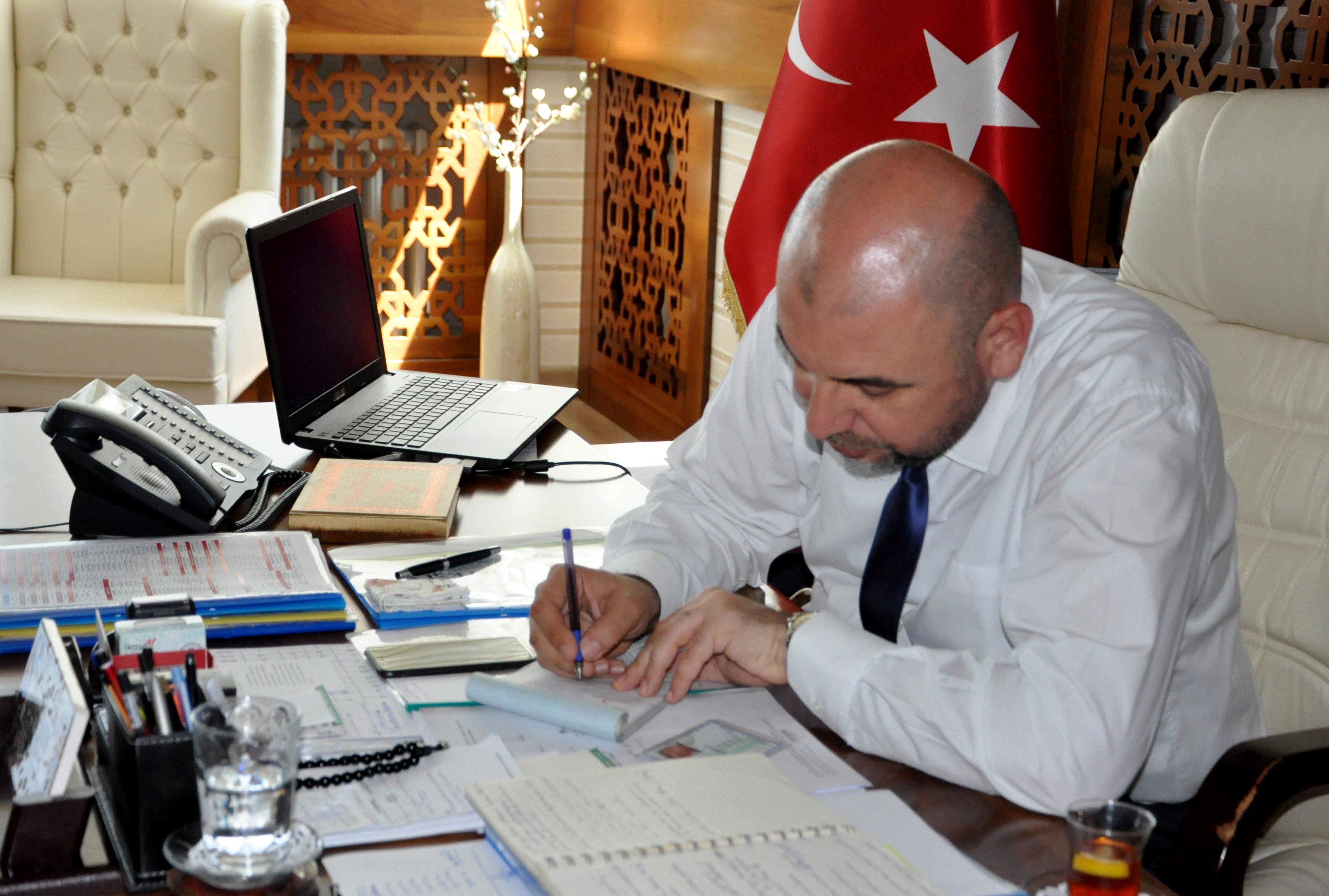 BAŞKAN AYDIN KIZILAY'A KURBAN BAĞIŞI YAPTI 