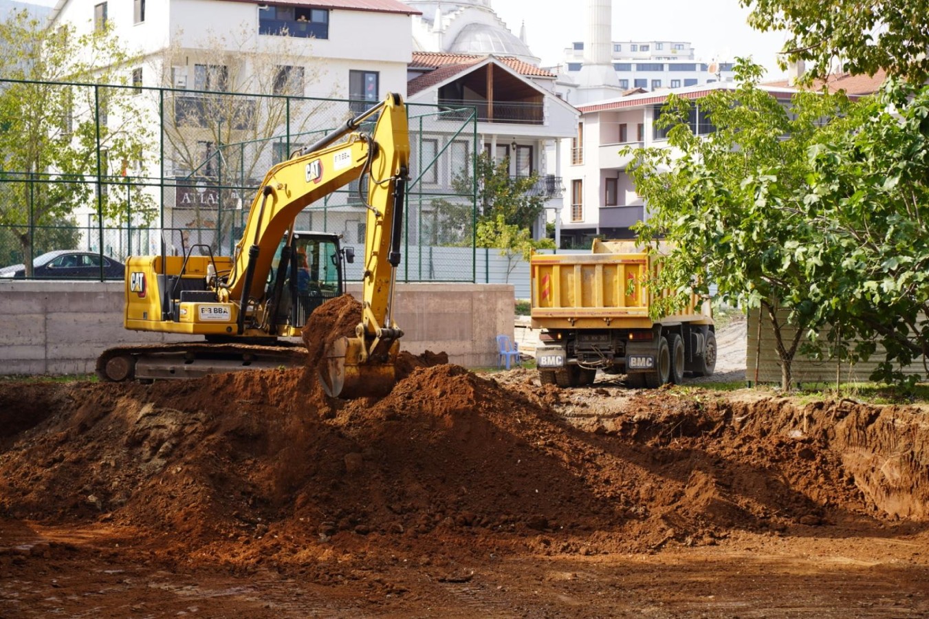 Arapzade Mahallesi Gençlik Merkezi’nde İlk Kazma Vuruldu