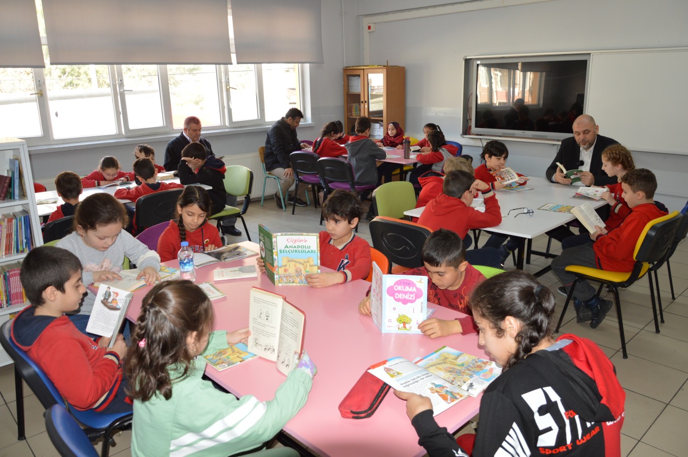 Başkan Aydın Kurtuluş İlkokulunda Minik Öğrencilerle Birlikte Okudu