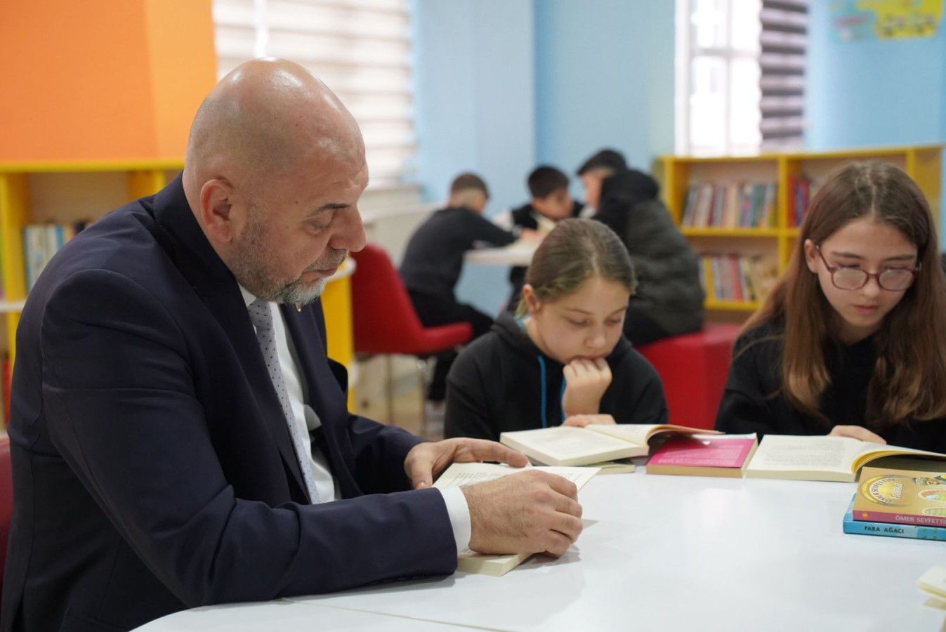 Başkanımla Okuyorum” Projesi Orhangazi Ortaokulunda Devam Ediyor