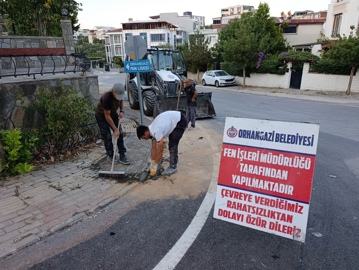 Fen İşleri Ekipleri Üç Koldan Çalışmalarını Sürdürüyor