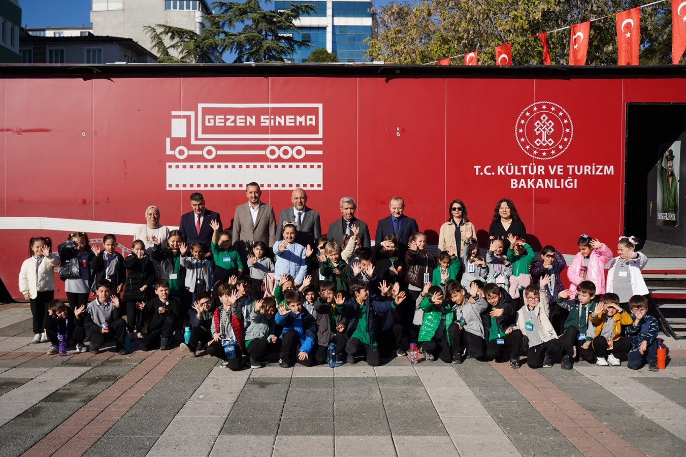 Kültür ve Turizm Bakanlığının Gezen Sinema Tırı Orhangazi’de
